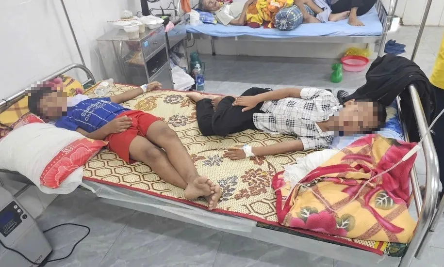 Hàng chục học sinh nhập viện nghi ngộ độc sau bữa sáng tại trường