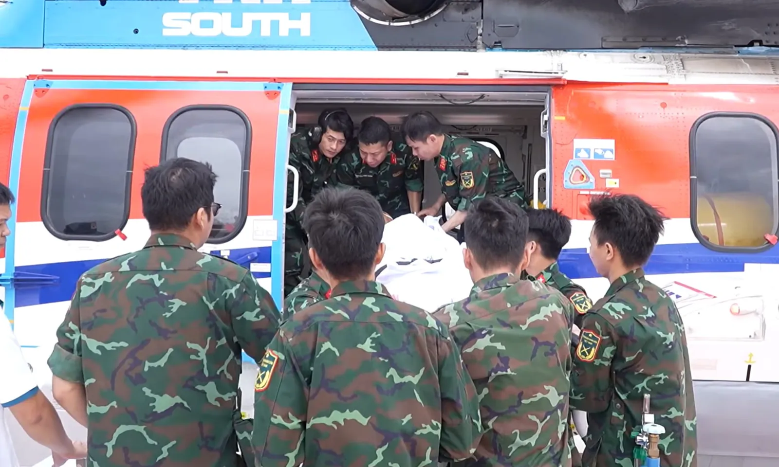 Xuyên đêm đưa bệnh nhân bị chấn thương nặng từ đảo Thuyền Chài về đất liền điều trị