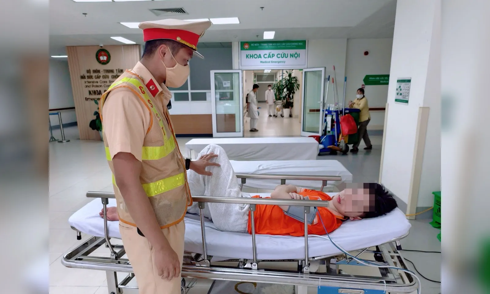Cảnh sát giao thông mở đường đưa nam sinh bị đột quỵ đi cấp cứu