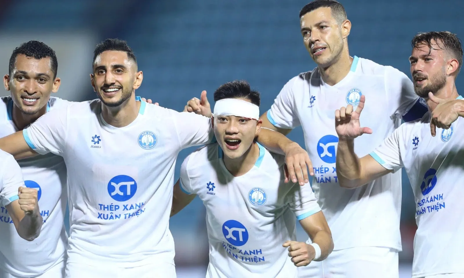 Lâm Ti Phông tỏa sáng giữa rừng ngoại binh giúp Nam Định đánh bại ĐKVĐ Campuchia