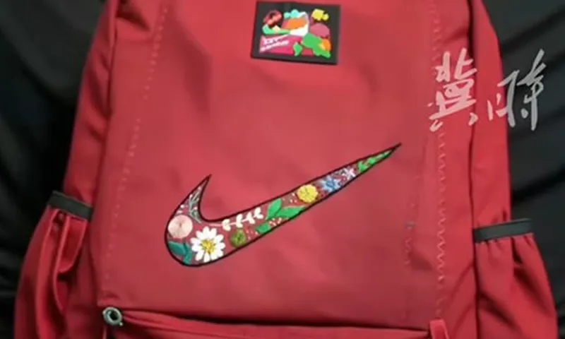 Người mẹ thêu logo Nike lên balo của con vì không đủ tiền mua hàng thật