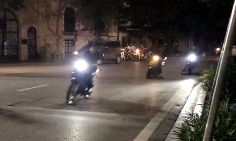 thanh thiếu niên đua xe lạng lách tụ tập