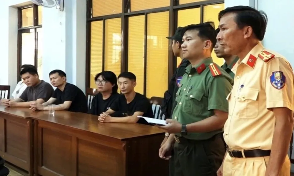 CSGT Quảng Ngãi chặn bắt 2 ôtô chở 11 người nghi nhập cảnh trái phép