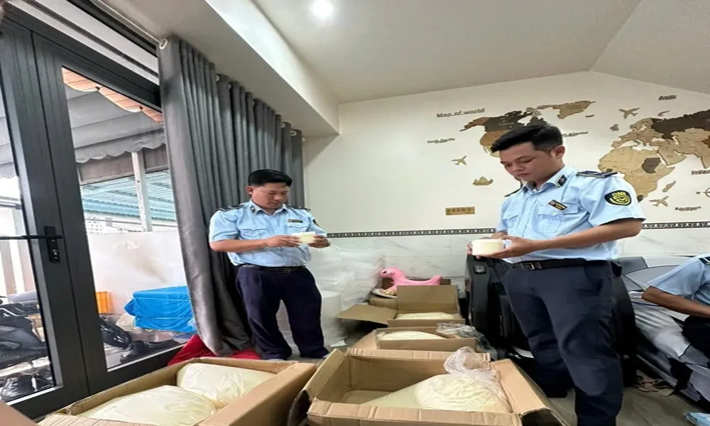 Quản lý thị trường thu giữ lượng lớn kem trộn trôi nổi ở phường Vĩnh Trạch