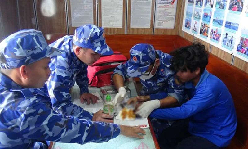 Cảnh sát biển 4 hỗ trợ y tế cho ngư dân bị tai nạn trên biển