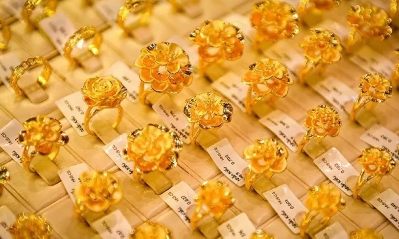 Giá vàng tăng nóng cuối tuần: SJC vượt 135 triệu đồng/lượng