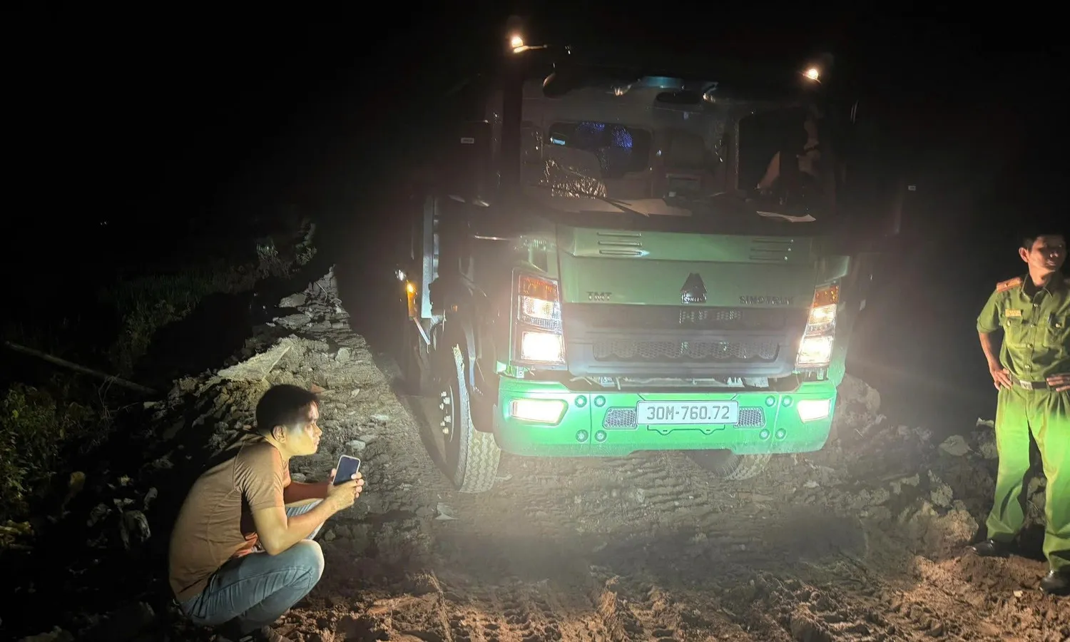 Xử phạt 52 triệu đồng hai đối tượng đổ trộm phế thải ra bãi sông Hồng