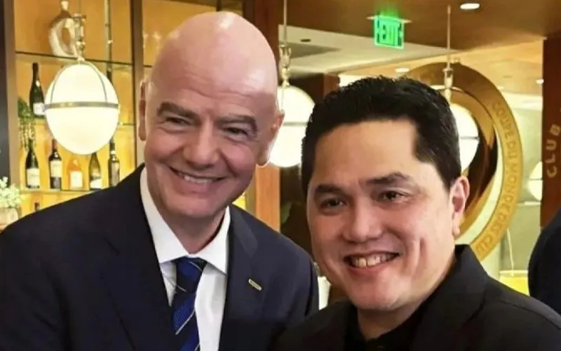 Chủ tịch LĐBĐ FIFA Gianni Infantino (trái) và Chủ tịch LĐBĐ Indonesia Erick Thohir tại Hội nghị lãnh đạo bóng đá FIFA ở thành phố Miami, bang Florida, Mỹ, tháng 6/2025. Ảnh: Antara