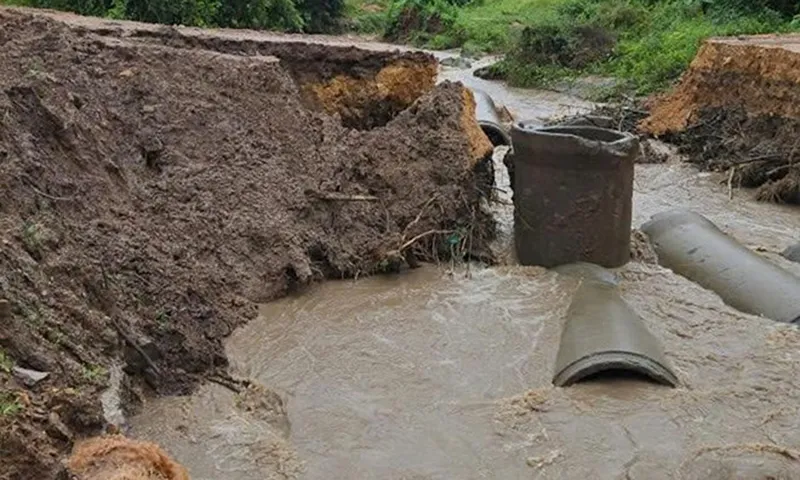 Mưa lớn khiến nước suối dâng, chảy xiết, cuốn trôi đoạn cống của một tuyến đường tạm tại xã Lìa