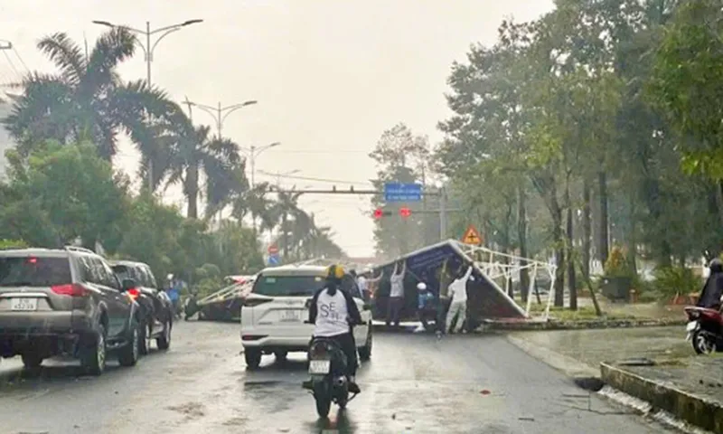 Cà Mau: Bảng quảng cáo lớn bị gió lật đè lên người đi đường