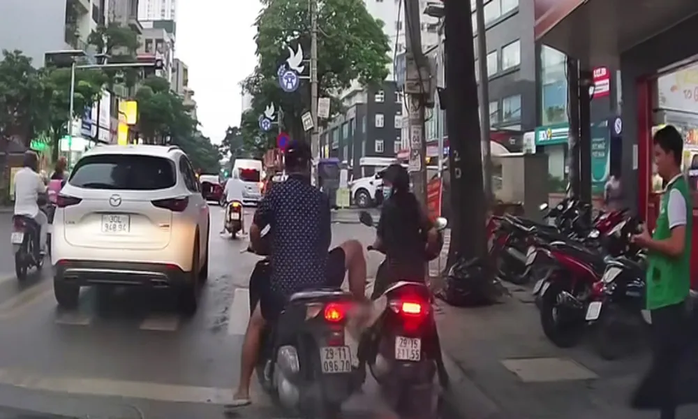 Truy tìm người đàn ông “húc” xe nữ quân nhân giữa ngã tư đèn đỏ