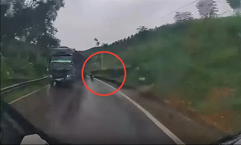 Clip: Ôm cua quá tốc độ, ô tô tải hất bay người đi xe máy