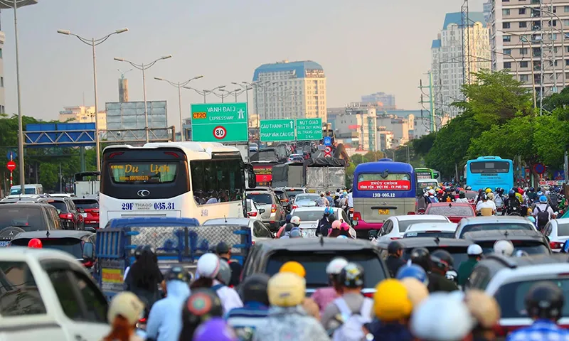 Vào giờ cao điểm, các phương tiện cá nhân tràn ra đầy các con đường Ảnh minh họa