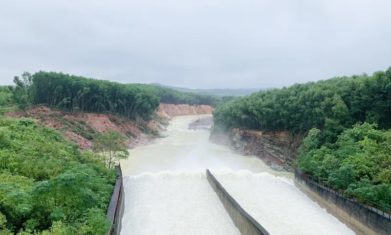 Hà Tĩnh xả tràn hồ chứa ứng phó bão số 10 