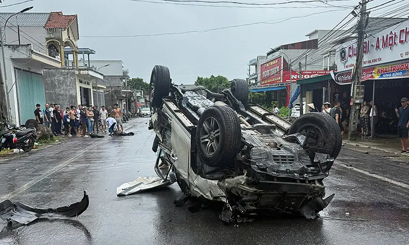 Xe ô tô lật ngửa, nhiều bộ phận trên xe văng ra đường - Ảnh Phòng CSGT Công an tỉnh Hưng Yên