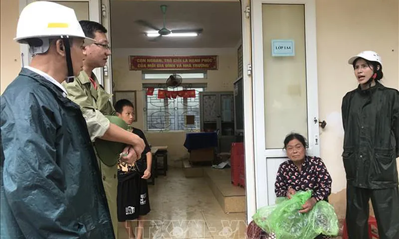 53 hộ dân phường Cửa Lò (Nghệ An) đã được đưa đến các điểm tránh trú - Ảnh TTXVN
