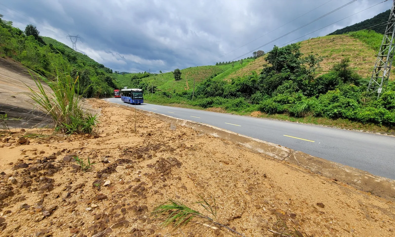 Nguy cơ sạt lở đe dọa an toàn giao thông trên đèo Lò Xo