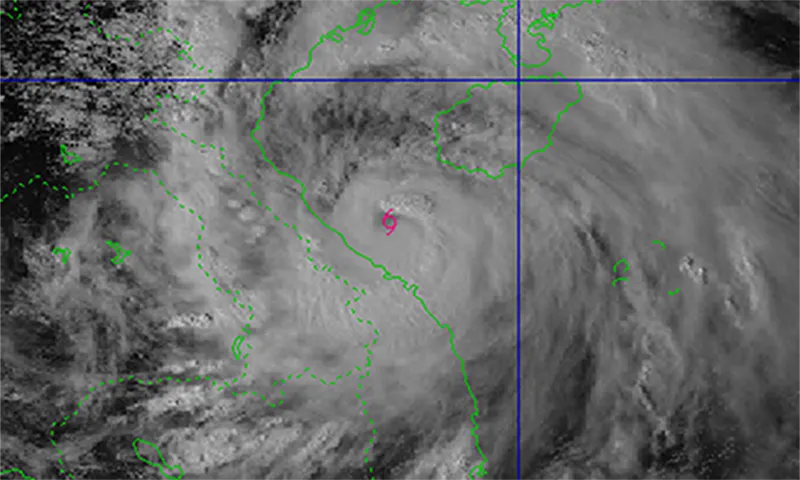 15 giờ chiều nay, bão số 10 cách TP. Huế khoảng 85km, cách Quảng Trị 140km
