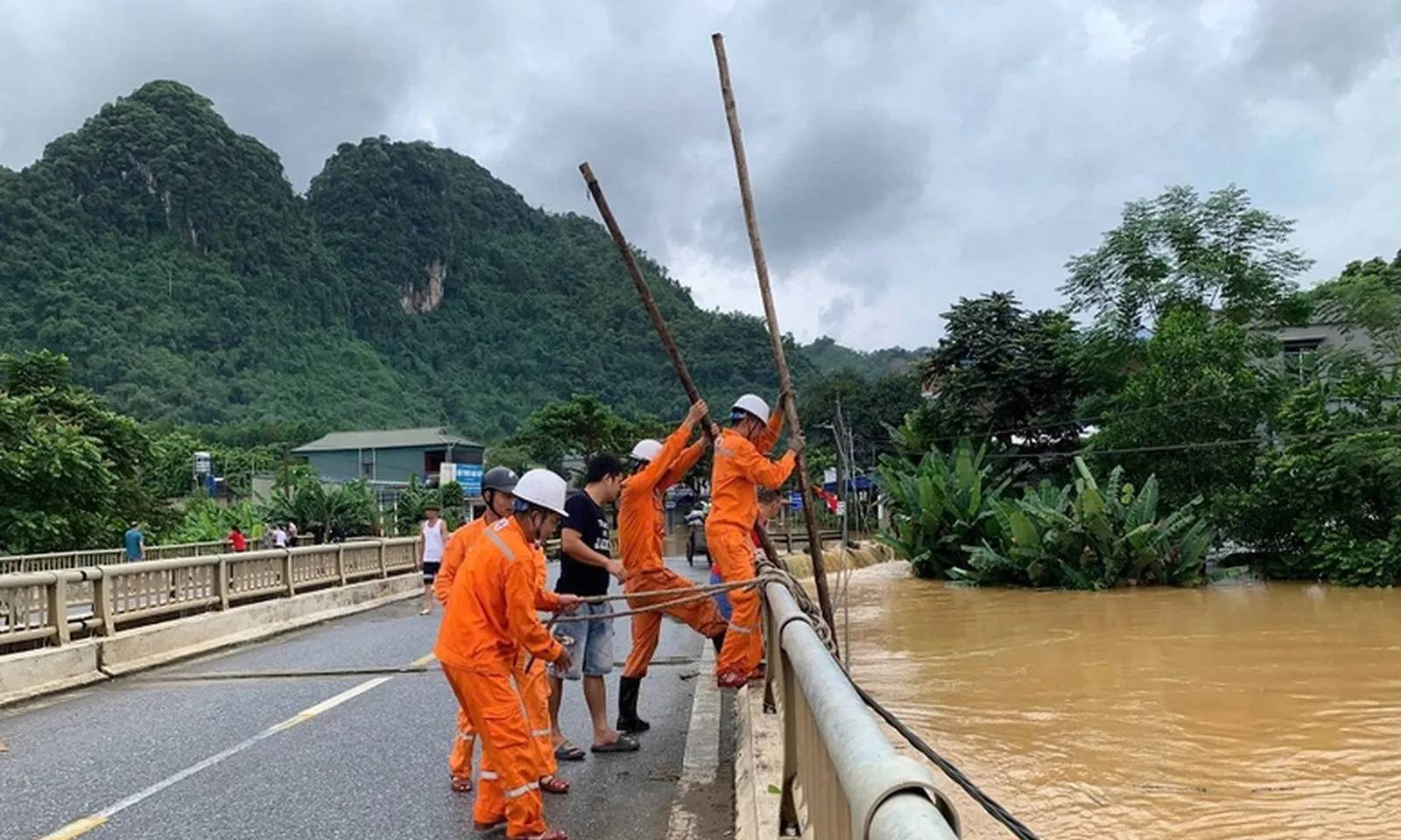 EVN ban hành công điện khẩn ứng phó bão số 10