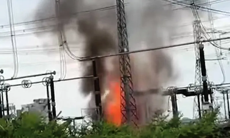 Clip: Kinh hoàng trạm biến áp 500kV bốc cháy, khói bốc cao hàng chục mét