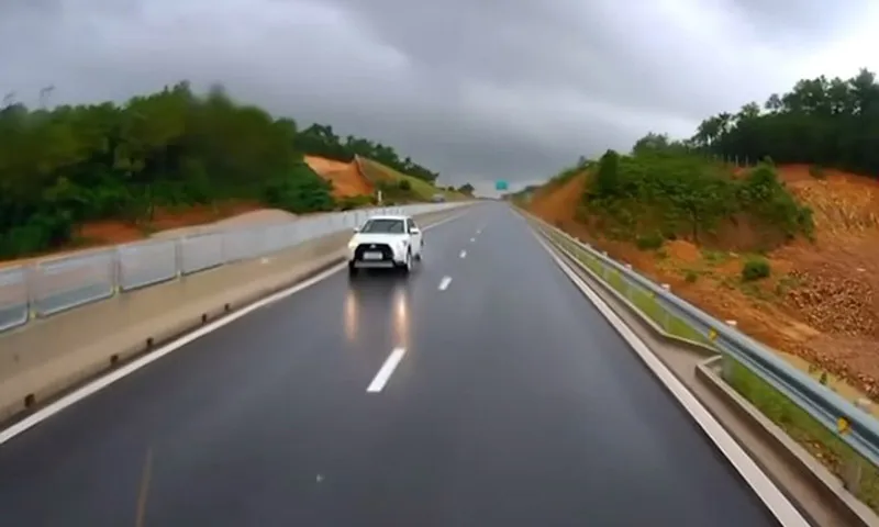 Chiếc xe đi ngược chiều trên cao tốc bị ghi hình lại