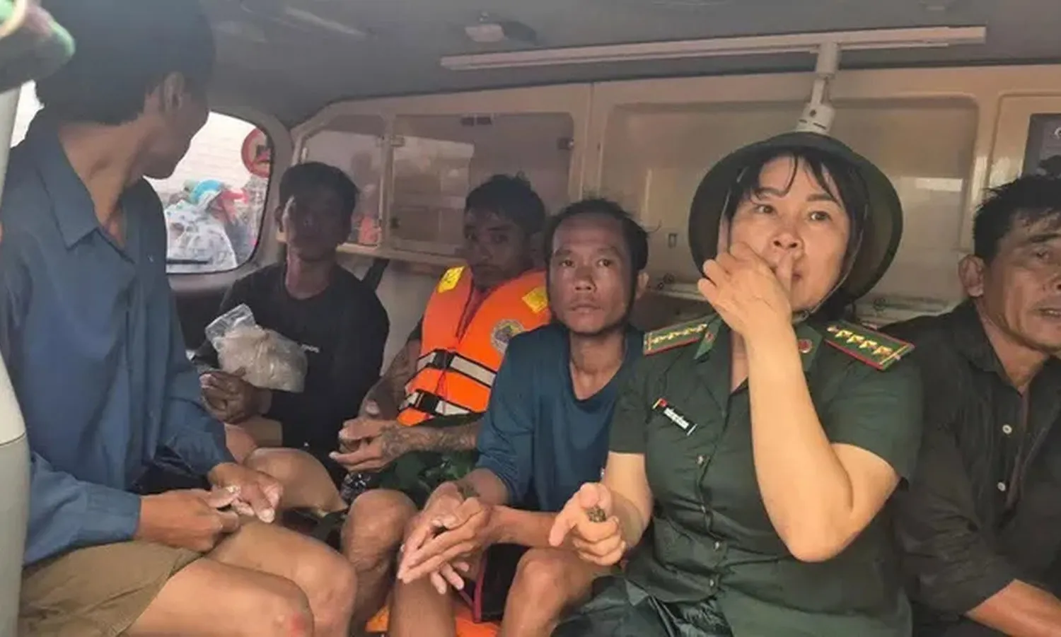 Hai tàu cá TPHCM gặp nạn ở Quảng Trị: Đã cứu 8 ngư dân, còn 3 người mất tích