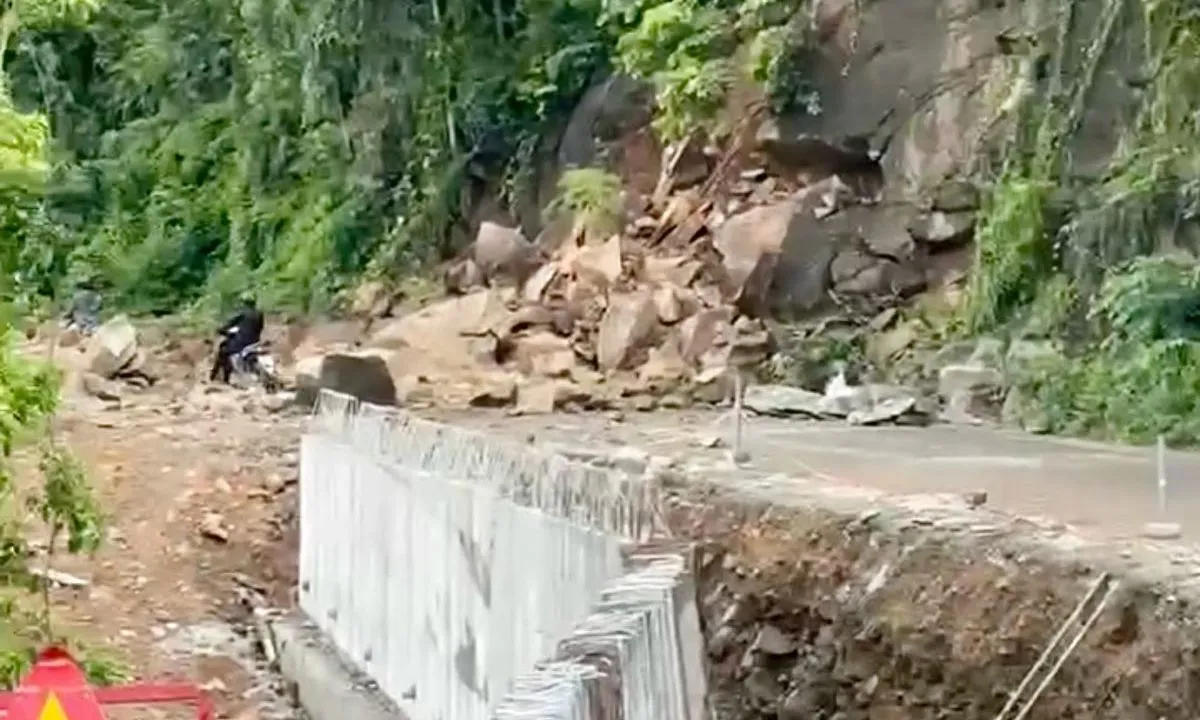 Quốc lộ 28B qua đèo Đại Ninh ùn tắc cục bộ do nổ mìn thi công, không phải sạt lở