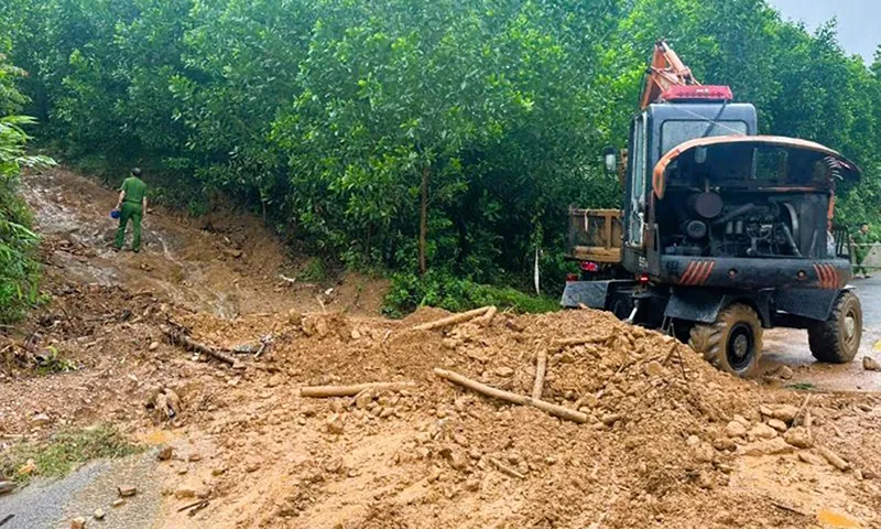 Đơn vị quản lý tuyến đường dọn dẹp, mở đường tạm trên Quốc lộ 14G - Ảnh Sở Xây dựng Đà Nẵng