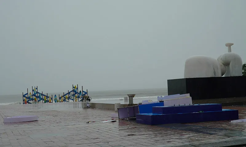 Gió mạnh quật đổ những cụm mô hình trên Công viên biển Đông