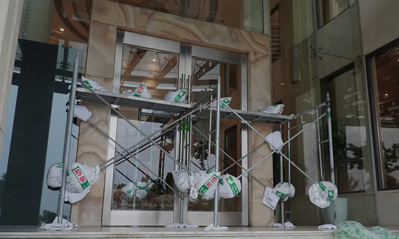 Một khách sạn chèn mặt tiền ven biển trước cơn bão