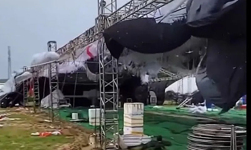 Clip: Rạp cưới bị gió quật tơi tả trong bão số 10 - Bualoi