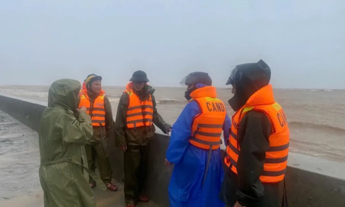 9 ngư dân mất tích trong bão Bualoi tại Quảng Trị