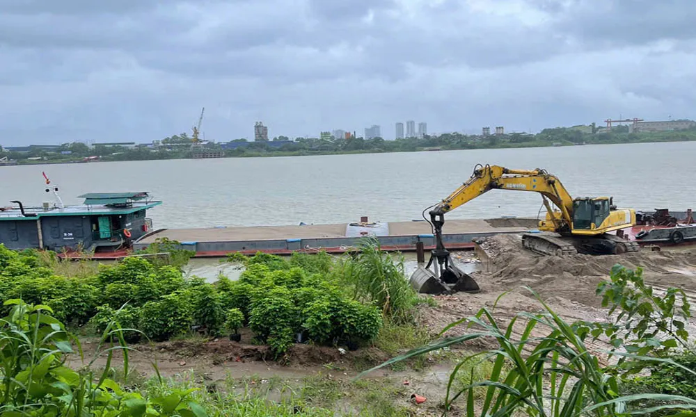 Phát hiện bến vật liệu xây dựng trái phép ven sông Hồng ở Bát Tràng