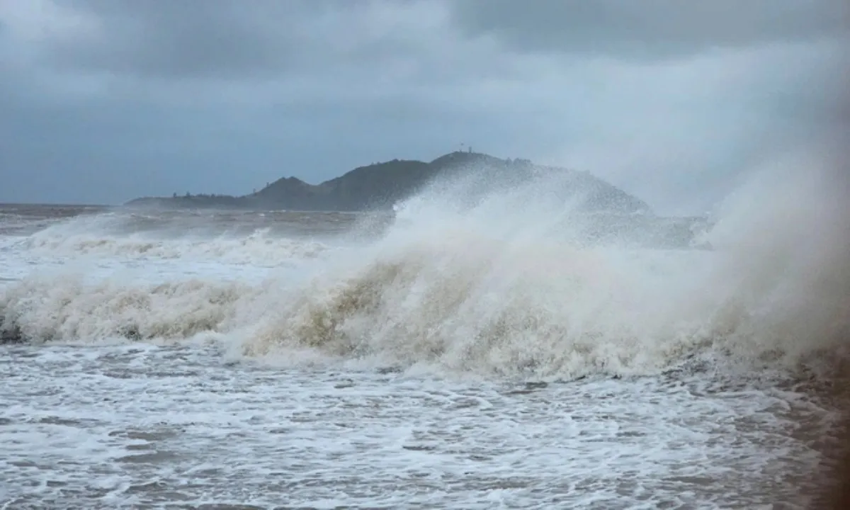 Bão Bualoi càn quét Nghệ An - Thanh Hóa: Nhà tốc mái, người mắc kẹt, ngập lụt