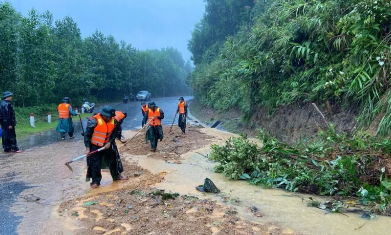 Nguy cơ lũ quét và sạt lở sau bão số 10