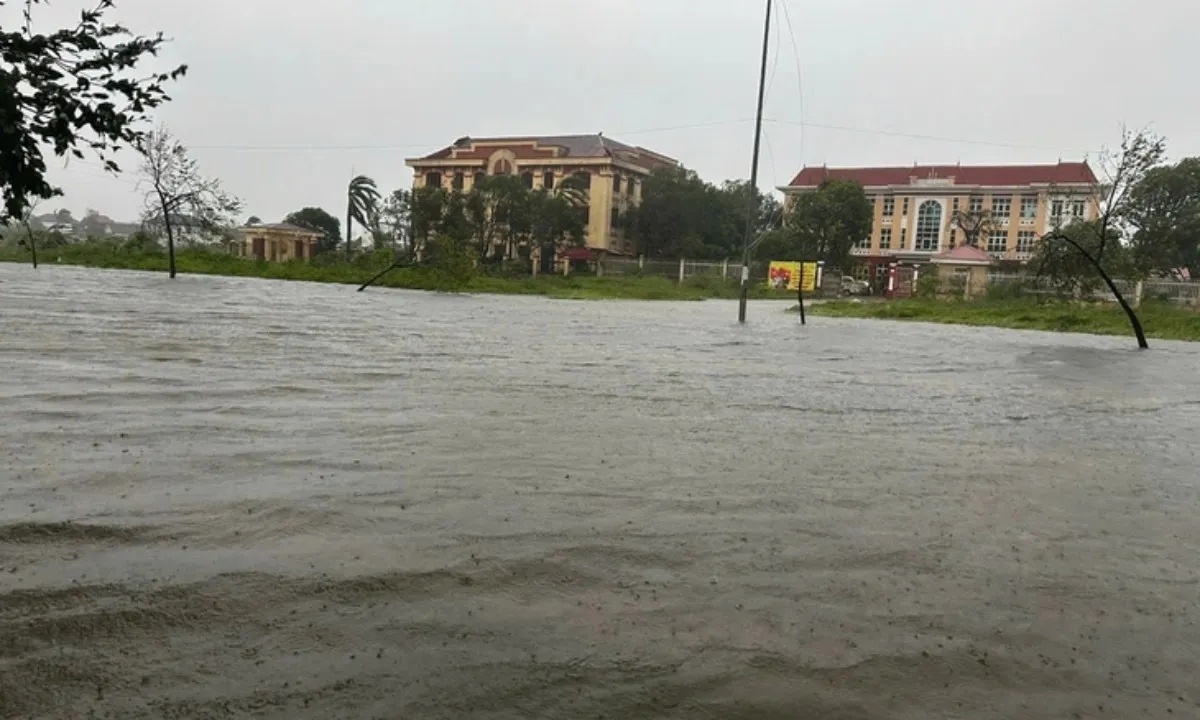 Thủ tướng: Tập trung ứng phó, khắc phục hậu quả bão số 10