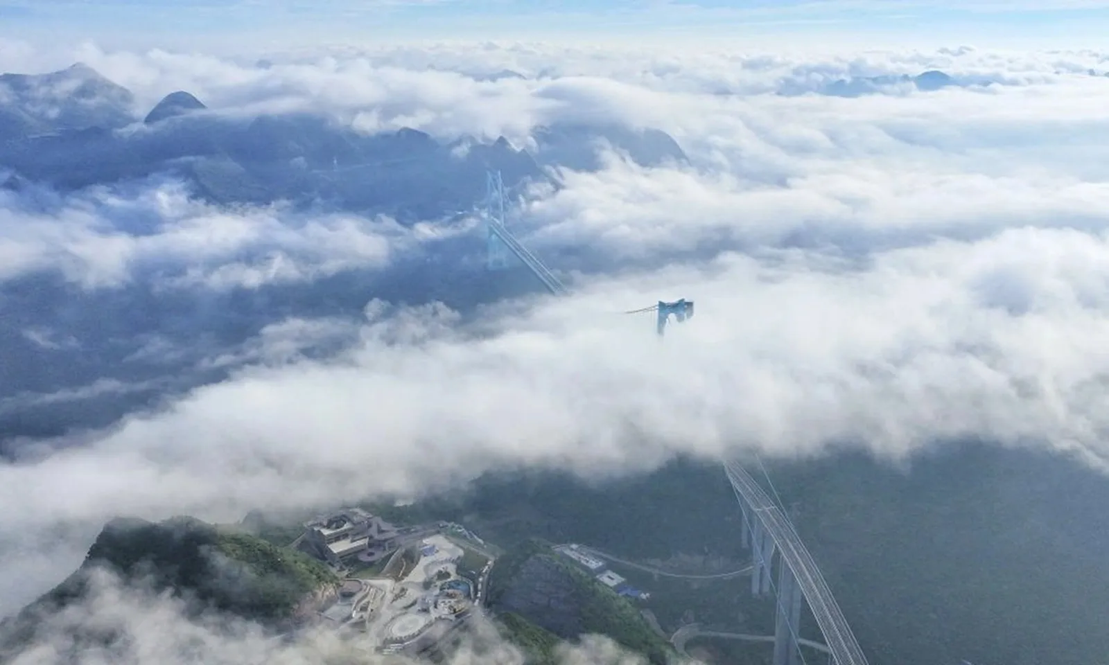 Trung Quốc thông xe cầu cao nhất thế giới, cao 625 m