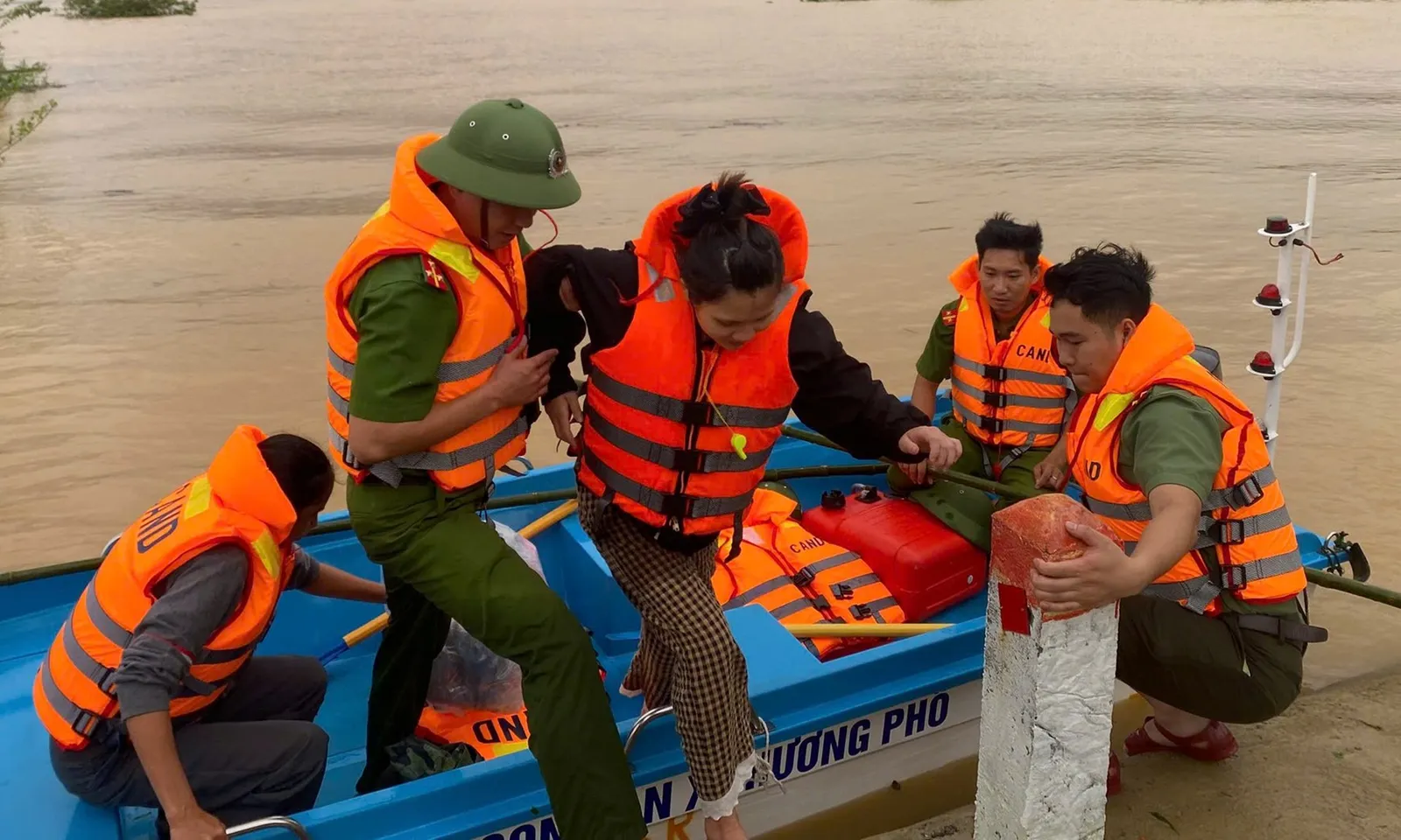 Thủ tướng chỉ đạo tập trung tìm kiếm người mất tích do mưa lũ