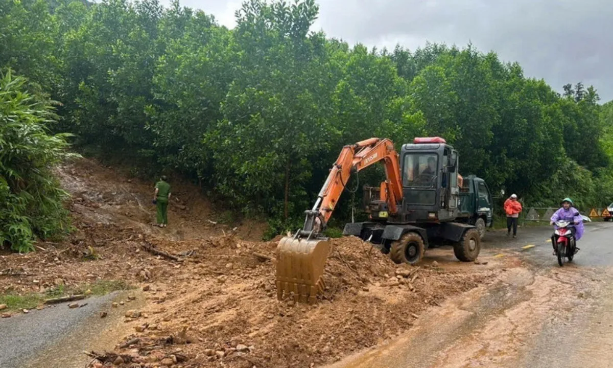 Bão số 10 gây mưa lớn diện rộng, cảnh báo lũ quét và sạt lở đất