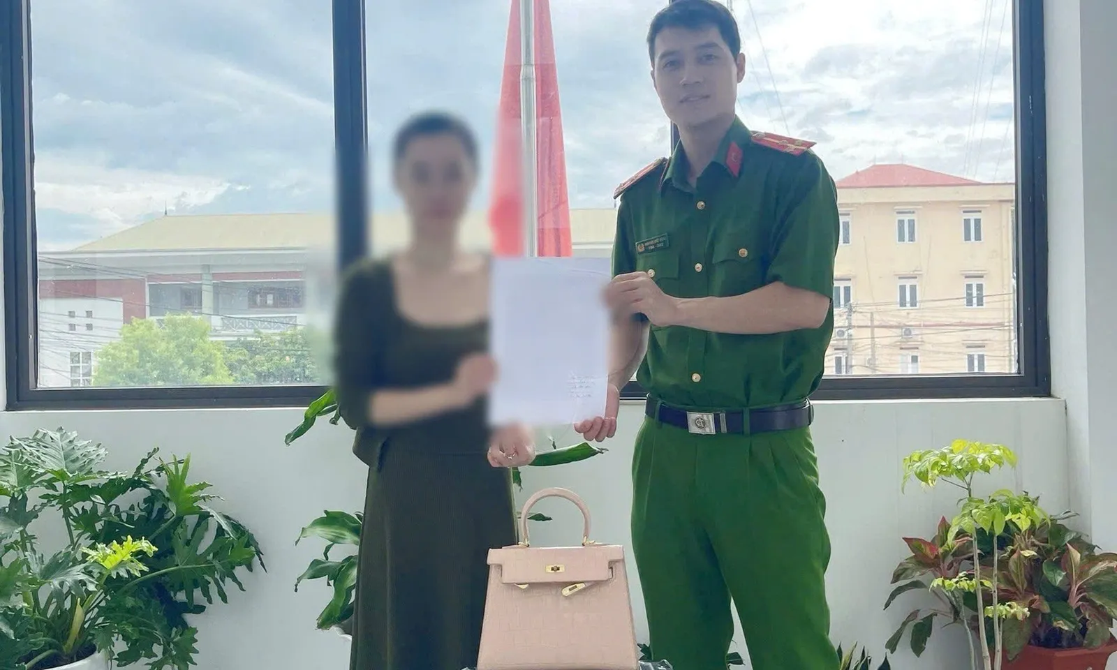 Kịp thời ngăn chặn người phụ nữ được bạn quen qua mạng rủ đi châu Phi