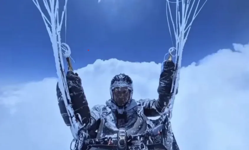 Người chơi dù lượn bị mây hút lên độ cao hơn 8.500m