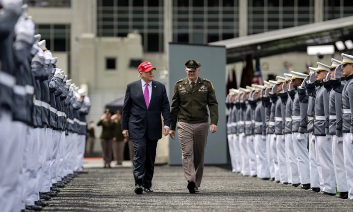 Ông Trump bất ngờ dự họp với hàng trăm tướng lĩnh Mỹ