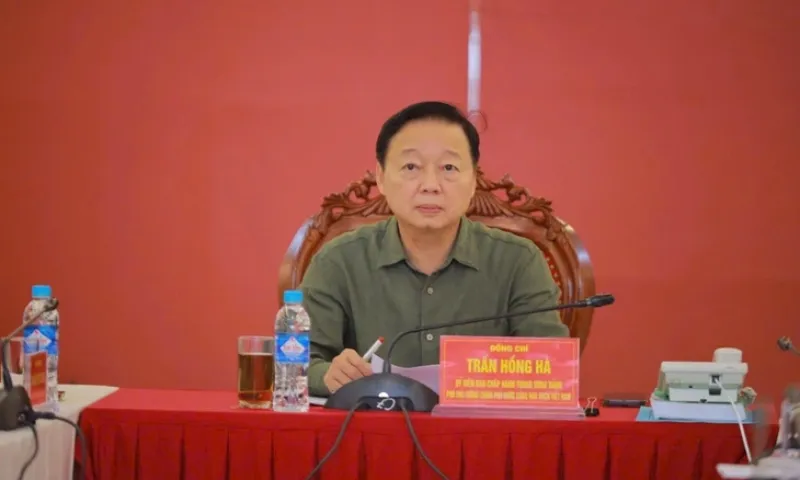 Bão quần thảo suốt 12 giờ, chưa thống kê được thiệt hại 