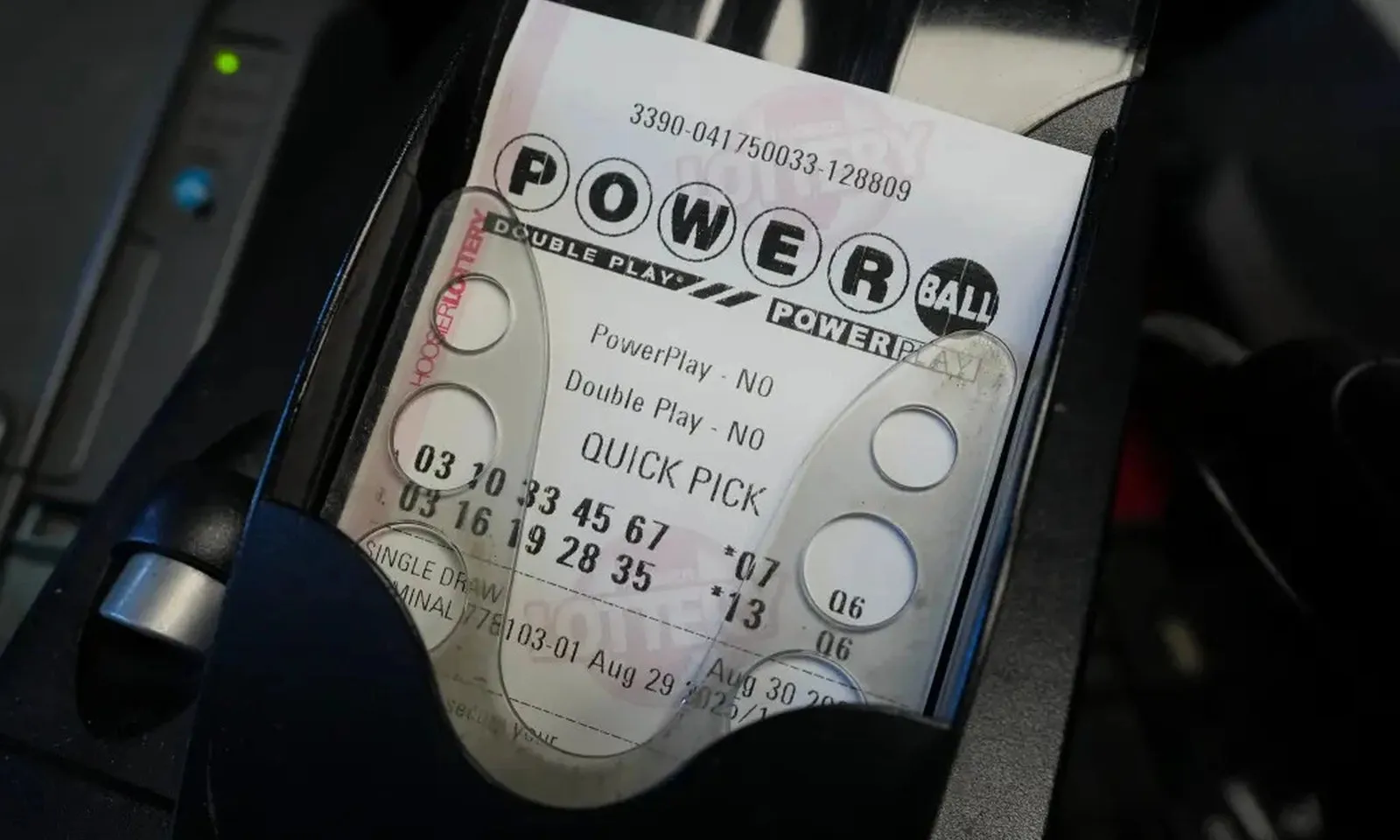 Trúng 1,8 tỷ USD, triệu phú vẫn tự giặt quần áo