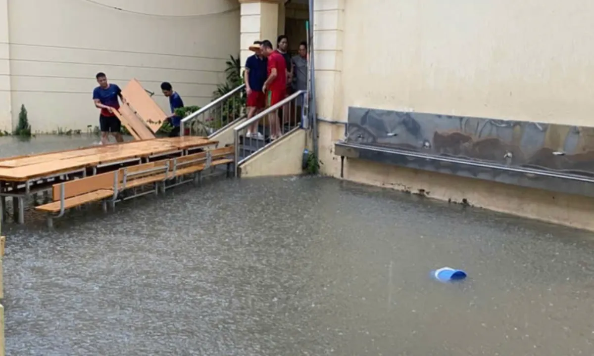 Hà Nội: Học online, quân đội hỗ trợ sơ tán học sinh ứng phó mưa bão