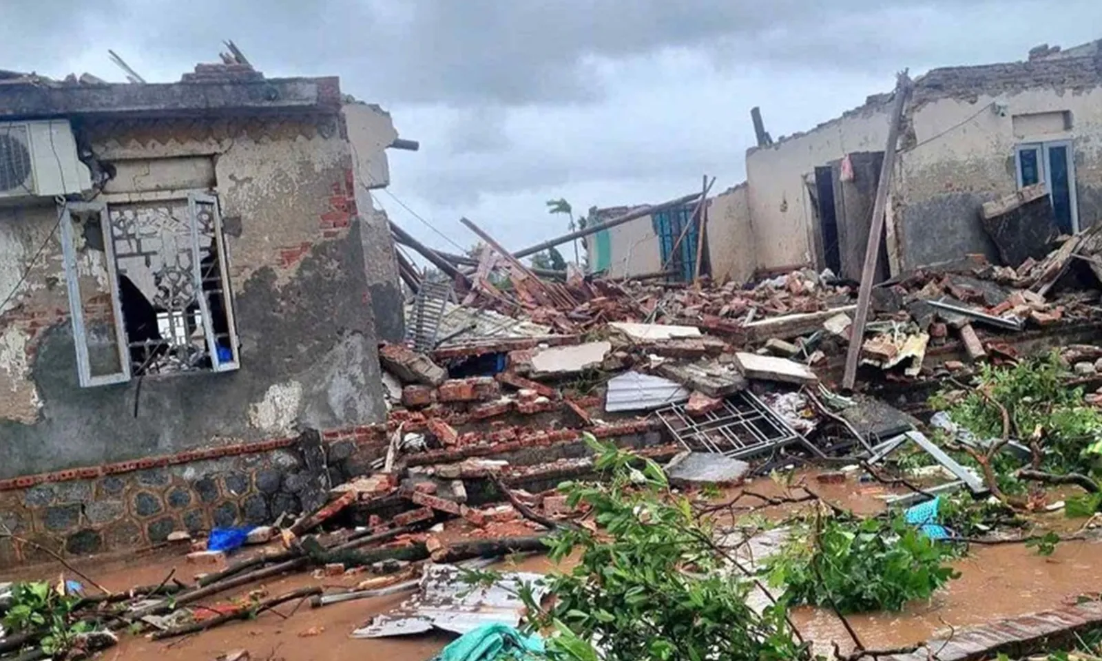 Khẩn trương hỗ trợ Nhân dân sửa chữa trên 100.000 ngôi nhà bị tốc mái, hư hỏng do mưa bão