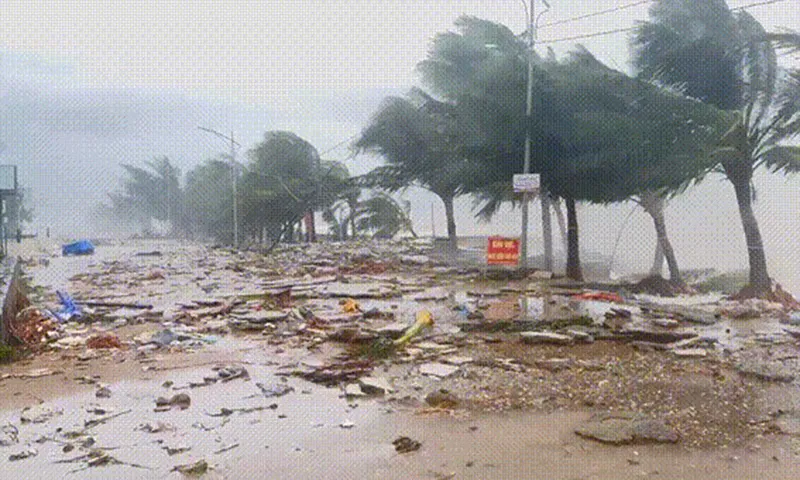 Bão số 10 đổ bộ: đường ray hư hại, đường bộ bị tắc, nhiều chuyến bay phải hủy, hoãn