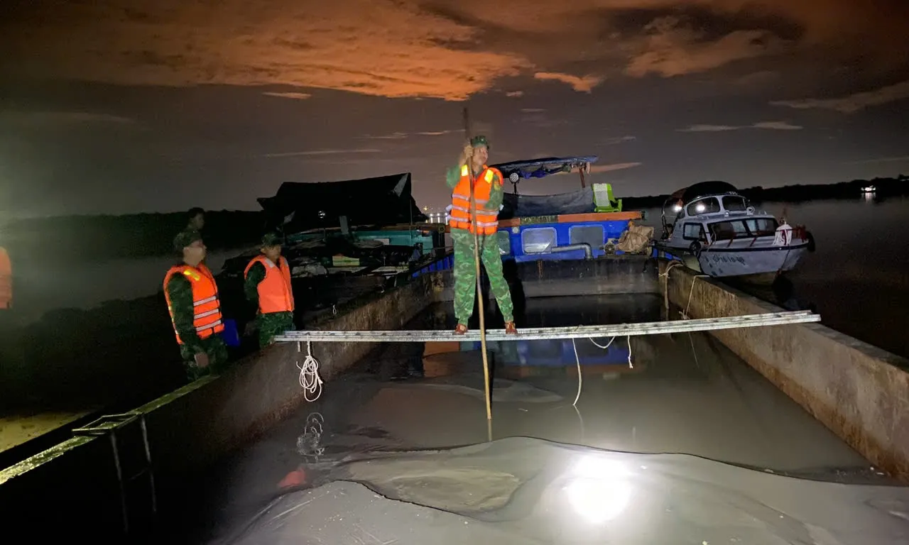 Phát hiện 2 tàu vận chuyển hơn 230m³ cát không rõ nguồn gốc