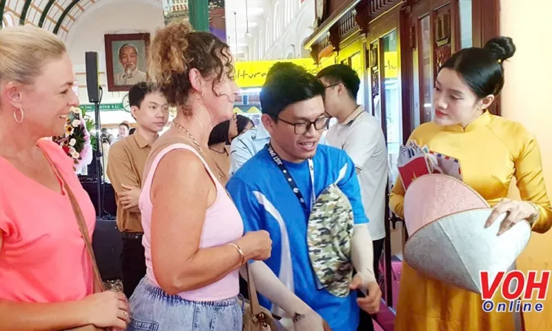 Du khách nước ngoài tại Bưu điện Trung tâm Sài Gòn