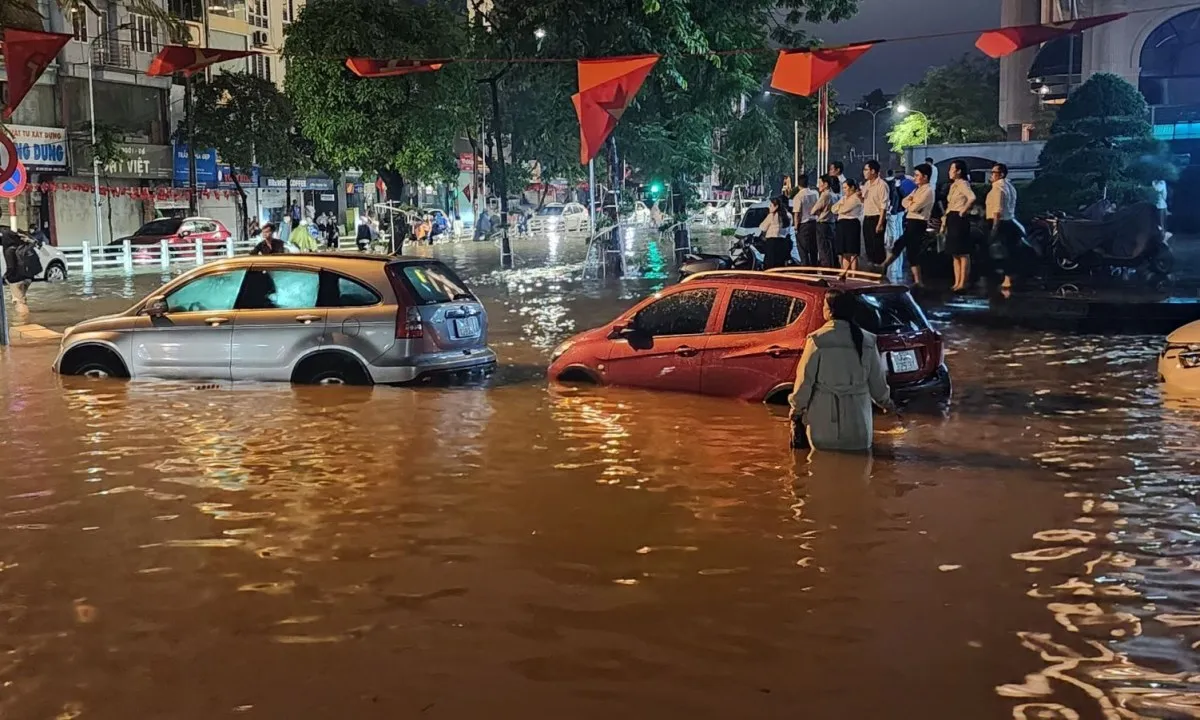 Hà Nội: 82 điểm ngập sâu sau mưa lớn, huy động toàn lực trạm bơm cứu nguy
